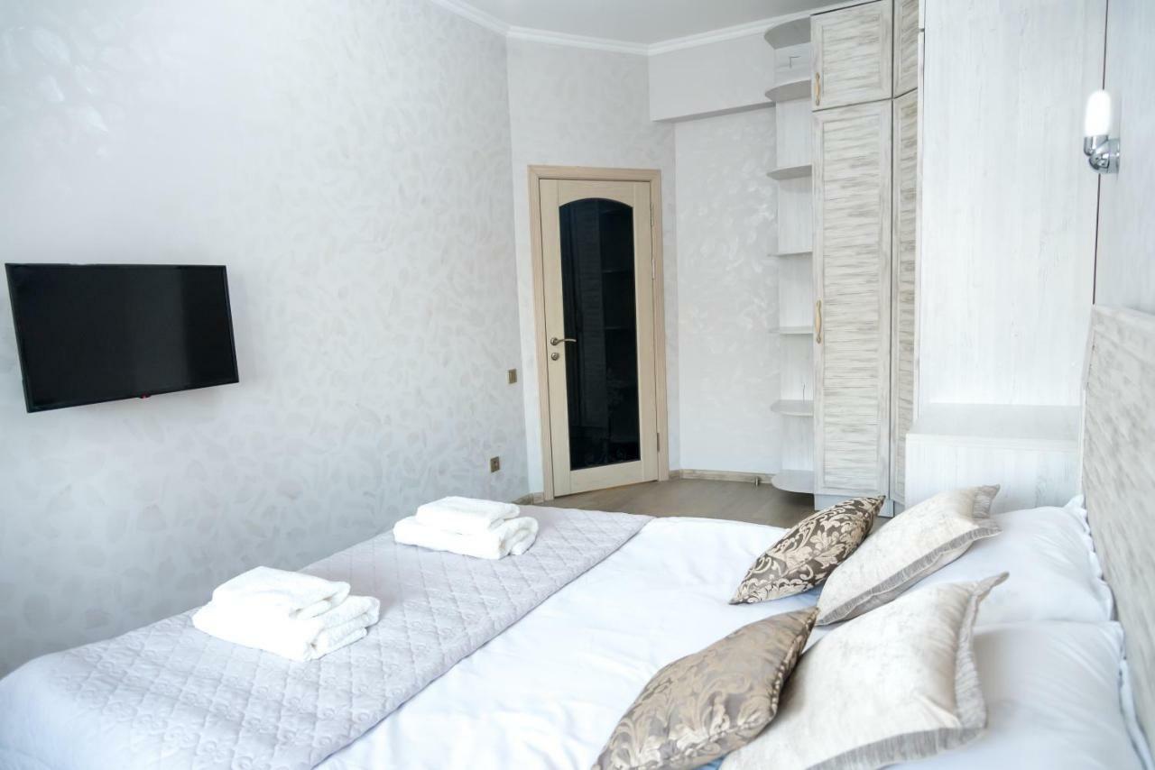 Spacious And Cozy Apartment In Bishkek Center Exterior foto