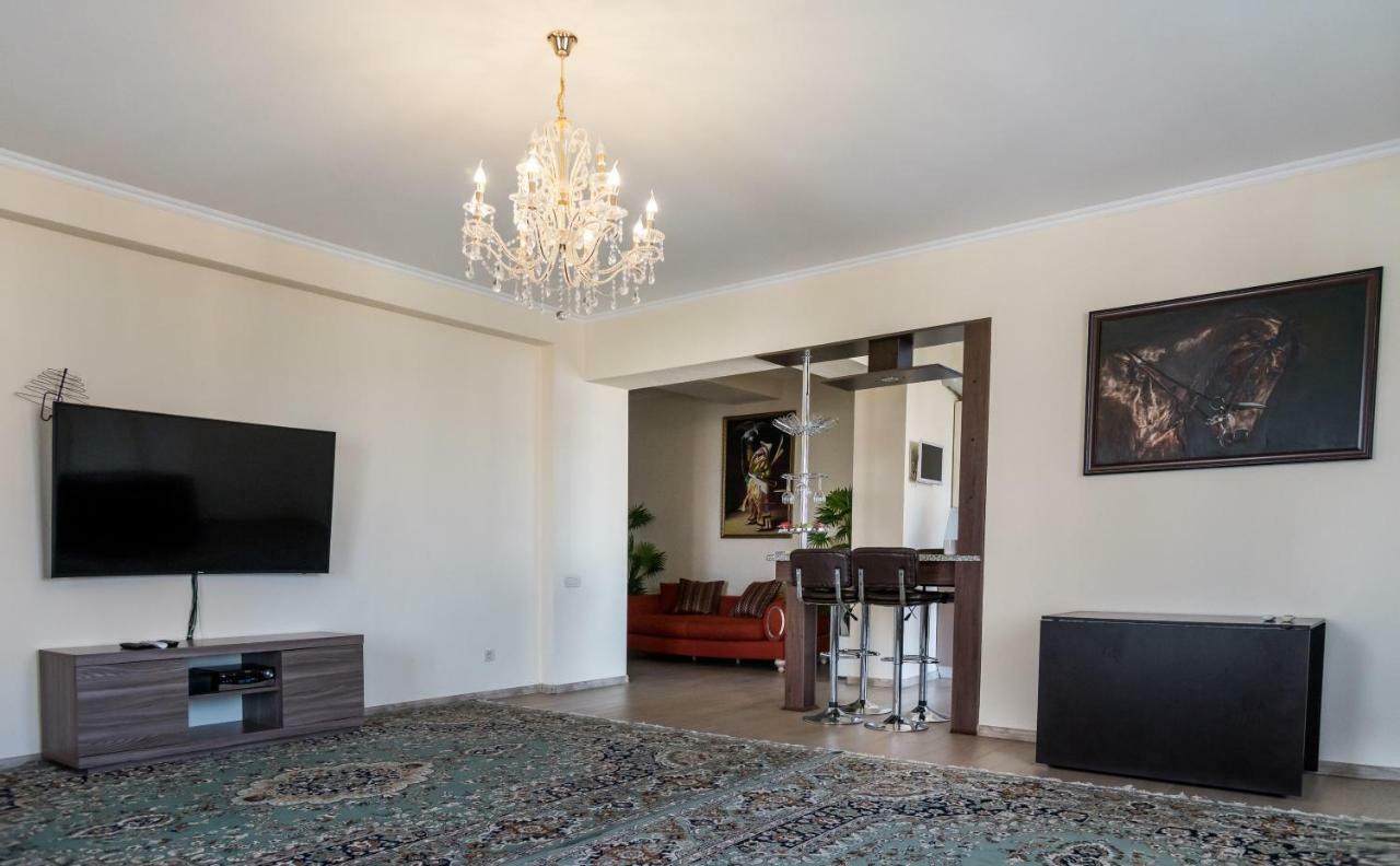 Spacious And Cozy Apartment In Bishkek Center Exterior foto